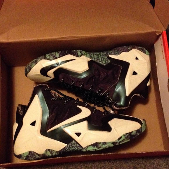 Basketball shoes size 6Y