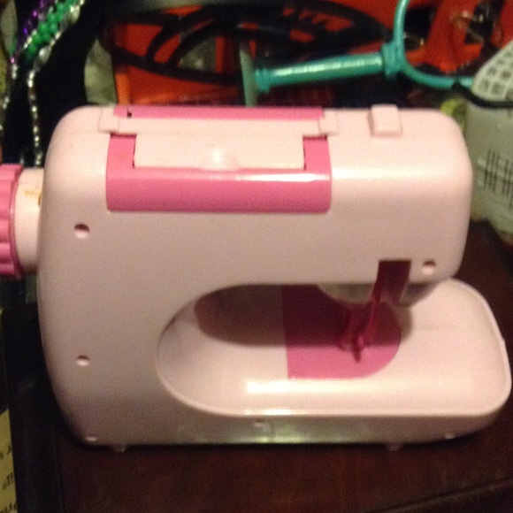 Hello Kitty chainstitch sewing  machine pink - Picture 2 of 2