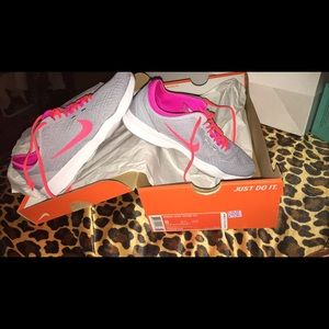 Women's size 8 Nike Zoom Fit Sneakers