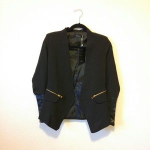 Contemporary black blazer