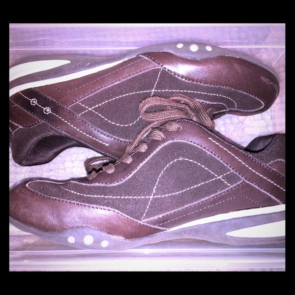 Casual walking shoes