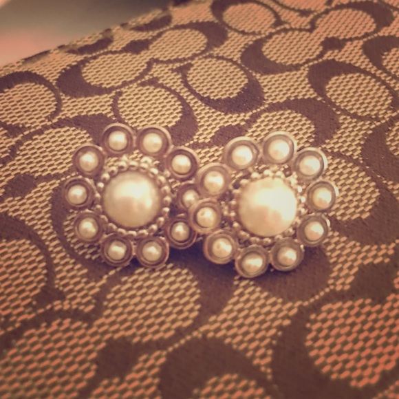 Pearl floral stud earrings
