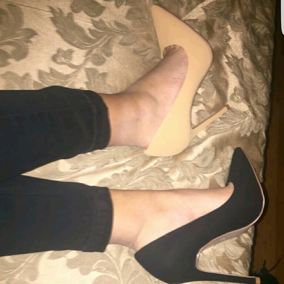 Nude pumps and black pumps 2 pairs or one pair ind