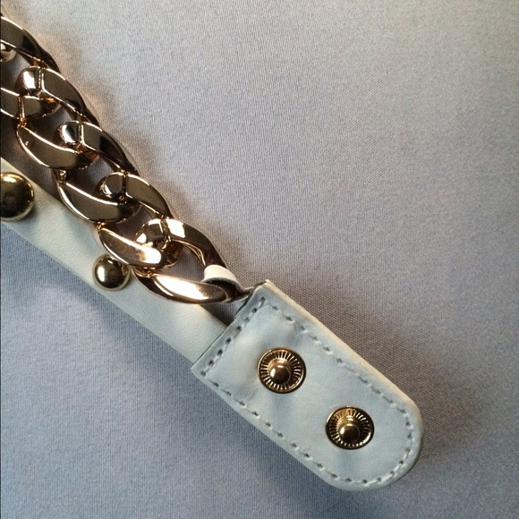 🚫SOLD🚫White and Gold Watch - Picture 4 of 4