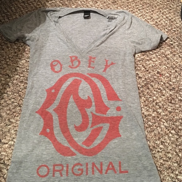 Obey small V Neck