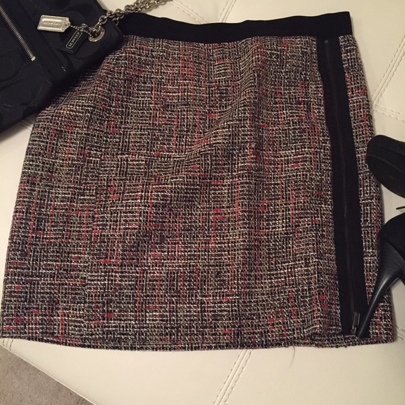 Adorable wool skirt. Fully lined duel zipper - Picture 2 of 3