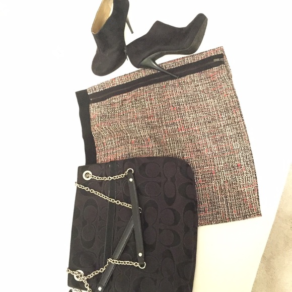 Adorable wool skirt. Fully lined duel zipper - Picture 3 of 3