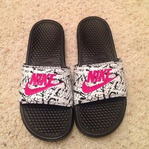 Size 10 women's Nike sandals