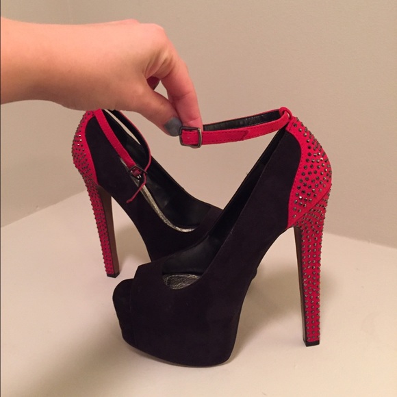 **SOLD**Black&red heels w black crystals