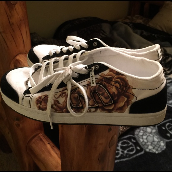 SOLD in bundle. Etnies tattoo sneakers.. Size 10 - Picture 2 of 4