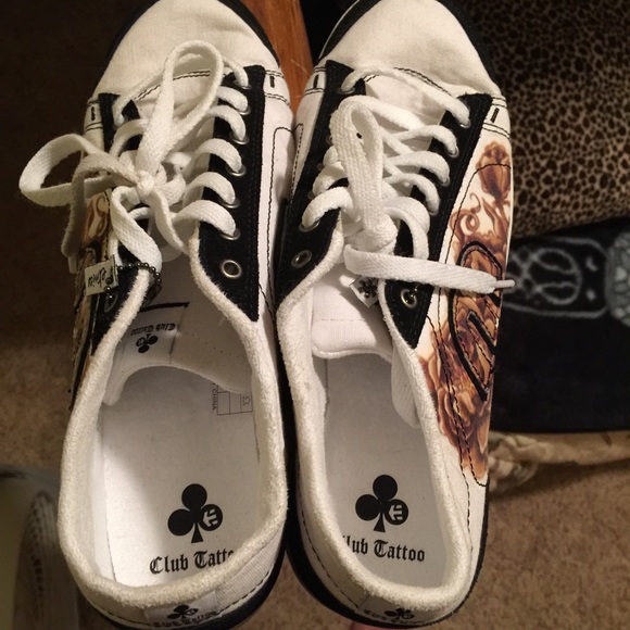 SOLD in bundle. Etnies tattoo sneakers.. Size 10 - Picture 3 of 4