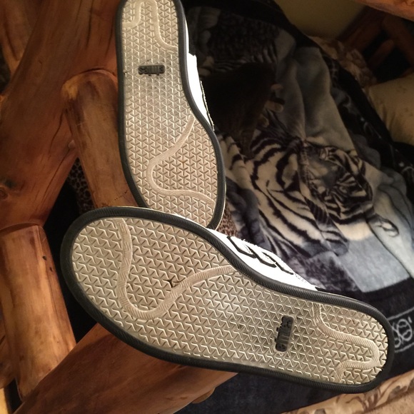 SOLD in bundle. Etnies tattoo sneakers.. Size 10 - Picture 4 of 4