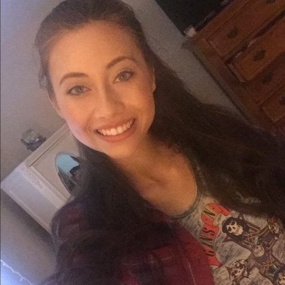 Meet your Posher, Mckayla - Picture 3 of 3