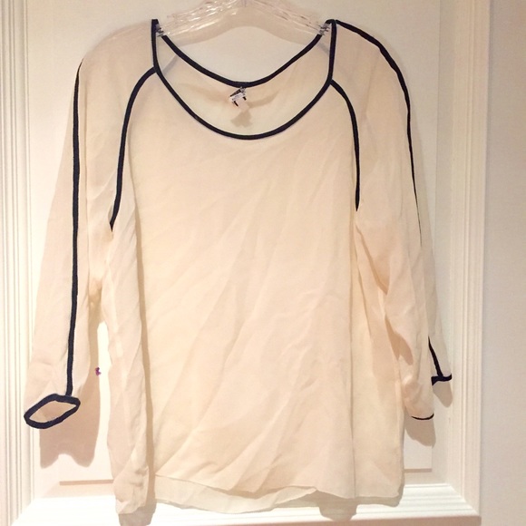Aritizia Wilfred Blouse (will come steamed)