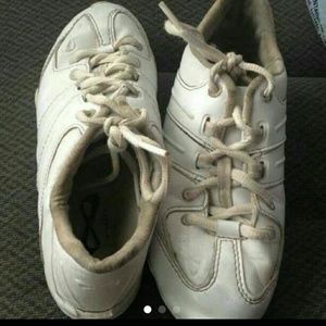 Nfinity game day sneakers used sz y2