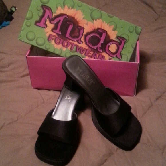 MUDD BLK SATIN HEELS