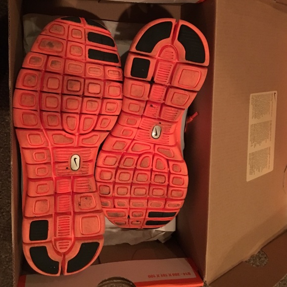 Nikes 4.5y - Picture 3 of 3