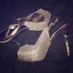 Size 8 Nicole Miller hells