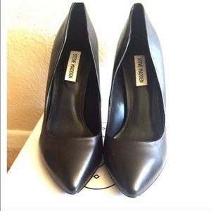 BRAND NEW BLACK PUMPS