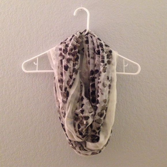Loop scarf with pattern - Picture 1 of 2