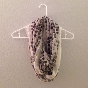 Loop scarf with pattern