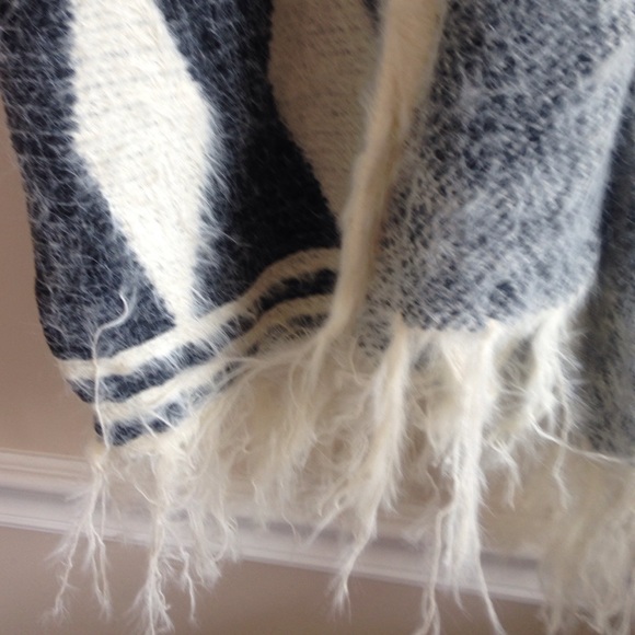 Sale! Last 1⚡️Boho Tribal Fringe Poncho - Picture 3 of 4