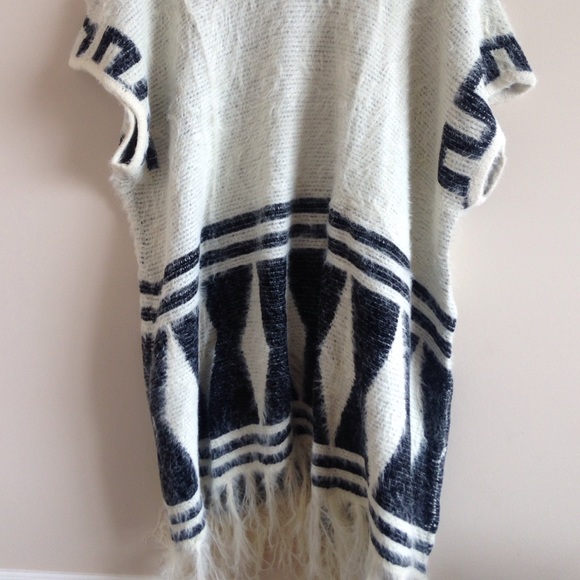 Sale! Last 1⚡️Boho Tribal Fringe Poncho - Picture 4 of 4