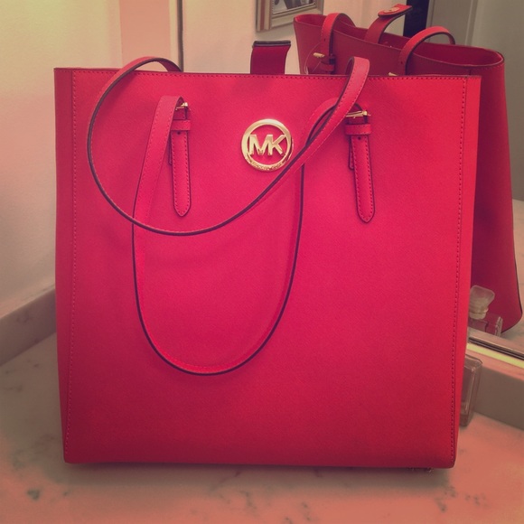 Classic tote in a fabulous color!!