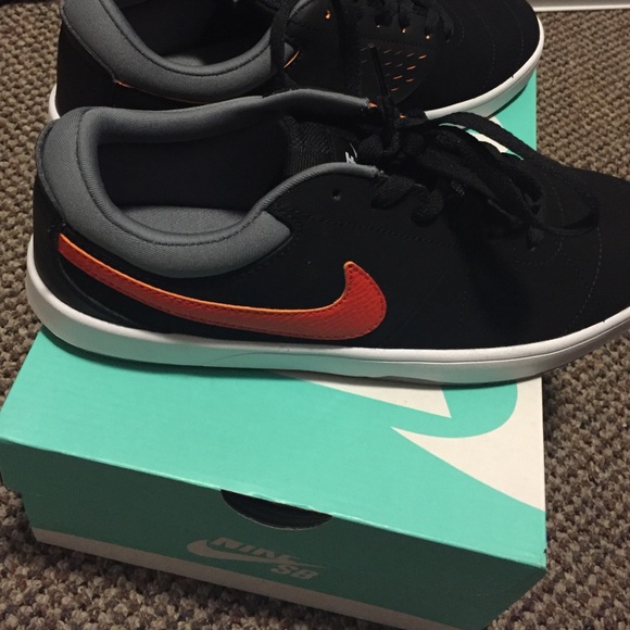 Nike SB black and orange shoes - Picture 3 of 4