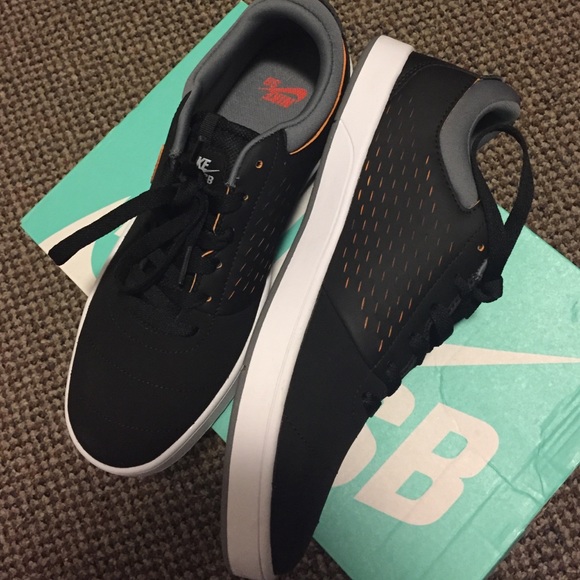 Nike SB black and orange shoes - Picture 4 of 4