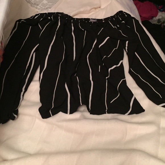 Off the shoulders long sleeve