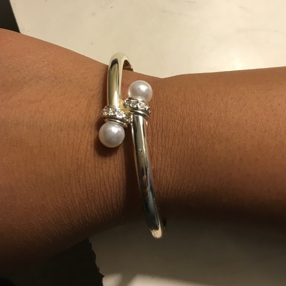 Sterling silver bracelet with 2 pearls
