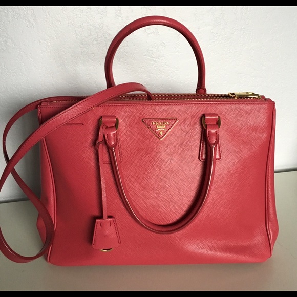 PRADA
Saffiano Lux Handbag Tote Shoulder