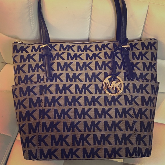 MICHAEL KORS SIGNATURE "JET SET" SHOULDER BAG