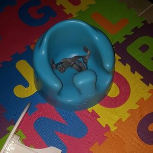 Bumbo floor seat and play tray bundle