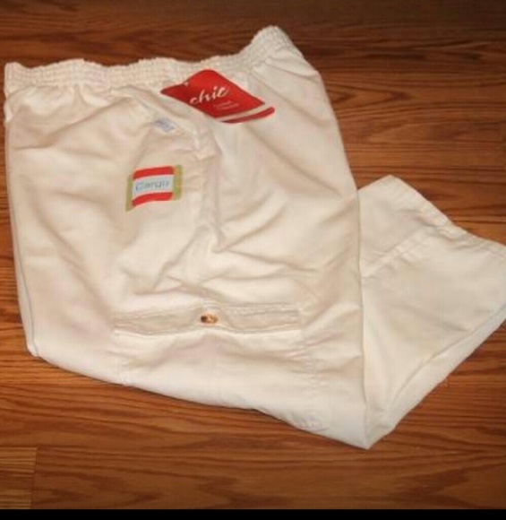 ❤️5/$25. Chic White Cargo Capri