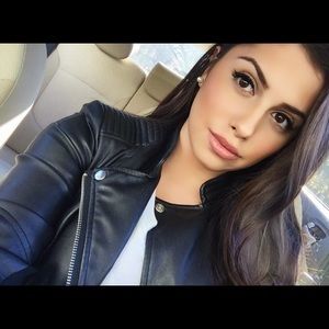 Meet your Posher, Cassandra