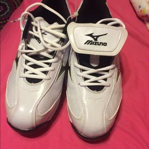 Mizuno metal cleats. Never been worn size 9.5.
