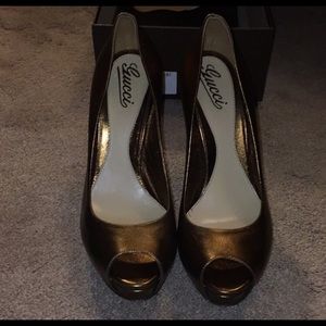 Gucci pumps, with dust bag and box.
