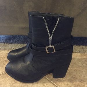 Vanity black boots