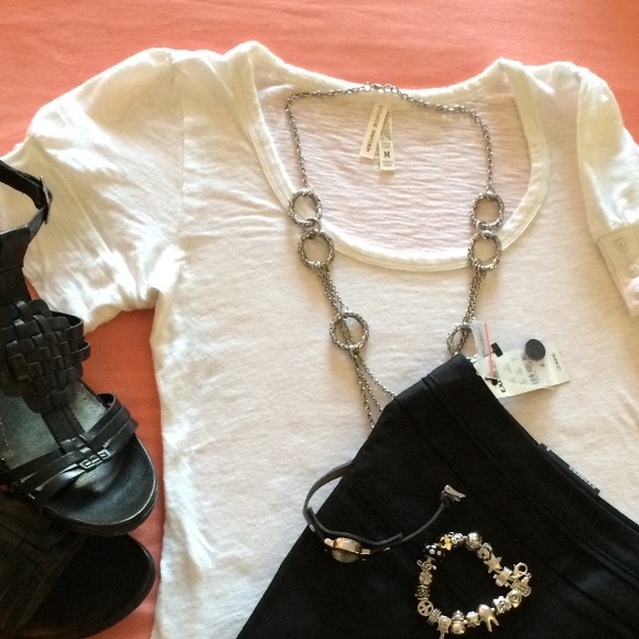 White puff 🚫Bundled3button sleeve shirt 💕💙 - Picture 2 of 2