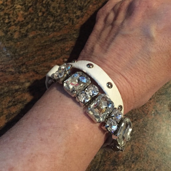 ๐ Crystal Faux Leather Bracelet - Picture 2 of 3