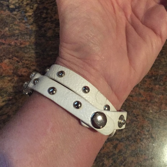 ๐ Crystal Faux Leather Bracelet - Picture 3 of 3