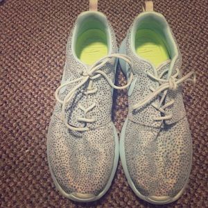 Nike blue dotted roshe