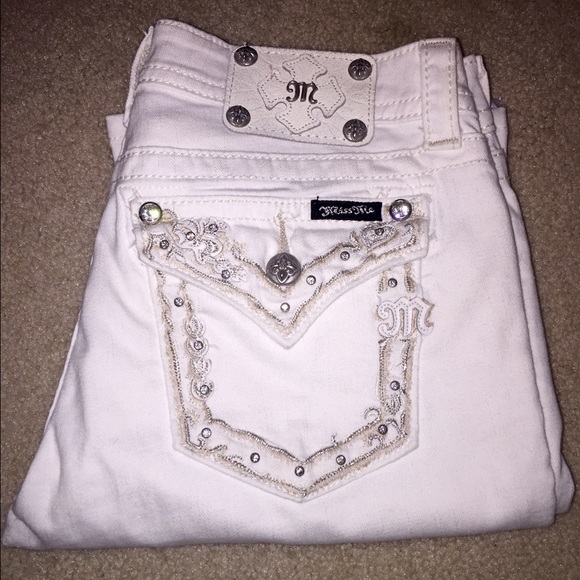 Size 29 white boot cut Miss Me jeans!