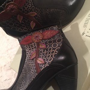 L'Artiste boot us 6.5-7 black print
