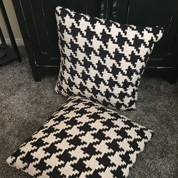 2 throw pillows