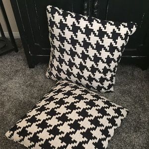 2 throw pillows