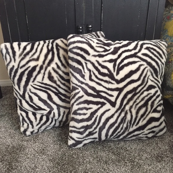 2 faux fur pillows