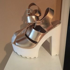 Dollhouse platform Sz 8